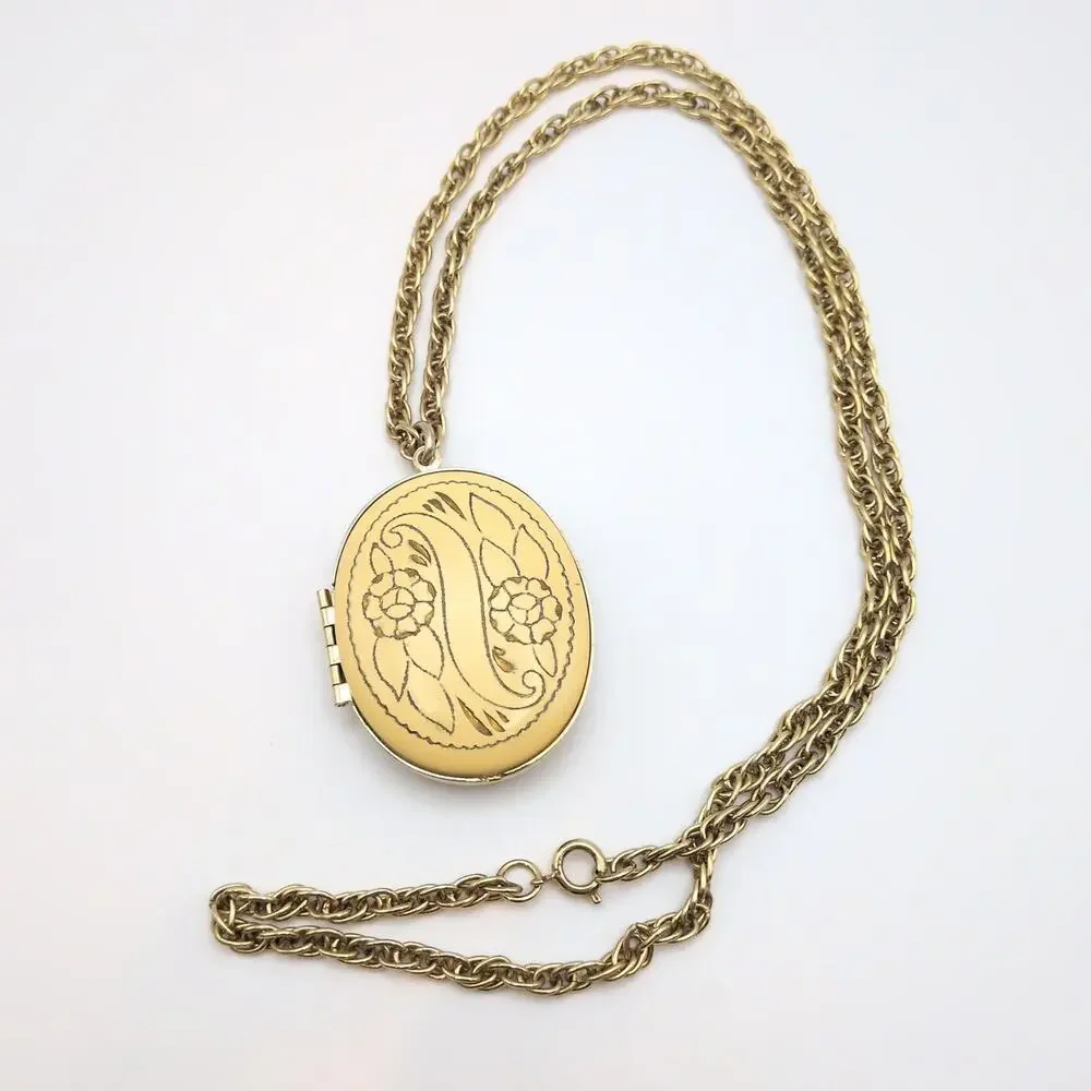 Vintage Etched Cream Enamel Large Oval Photo Locket Rope Chain Necklace 24in